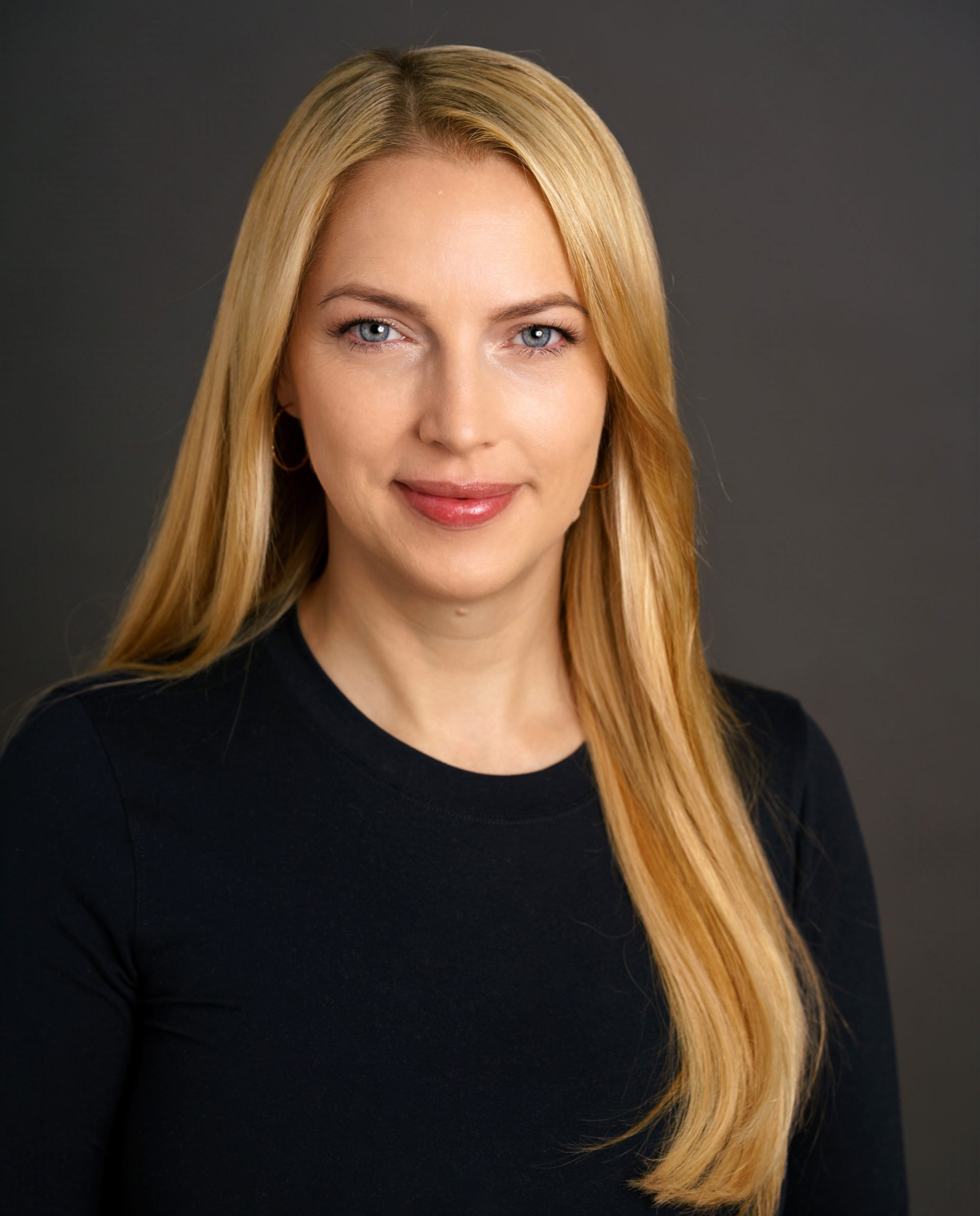 Emma Vardy keynote speaker|Emma Vardy presenter and event host|Emma Vardy presenter and event host|Emma Vardy event moderator and reporter